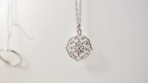 Les meilleures pendantes en argent pour le style féminin